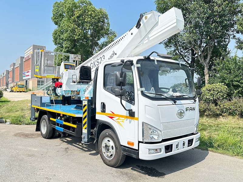 Pria FAW mengangkat truk